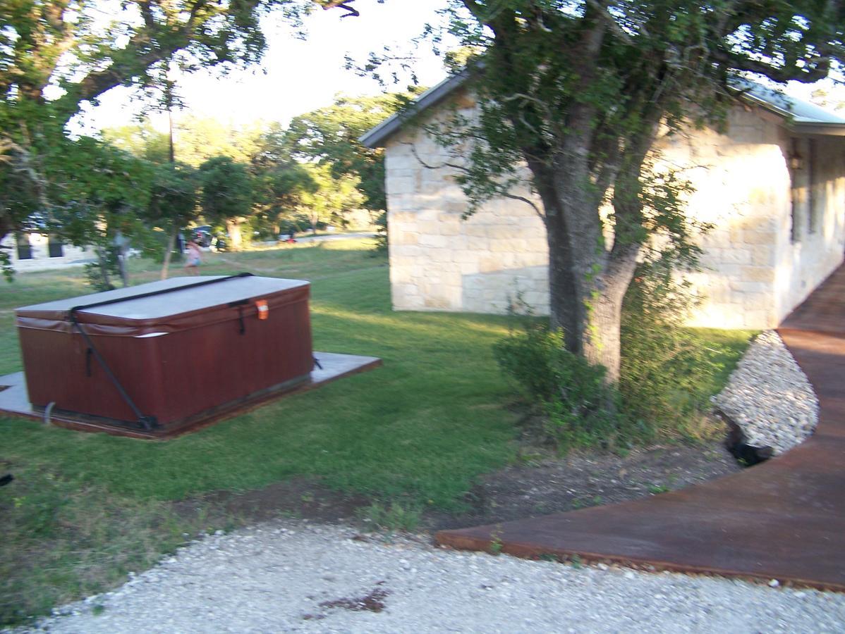 Breezy Hills Cottages - Hill Top Cottage Fredericksburg Bagian luar foto